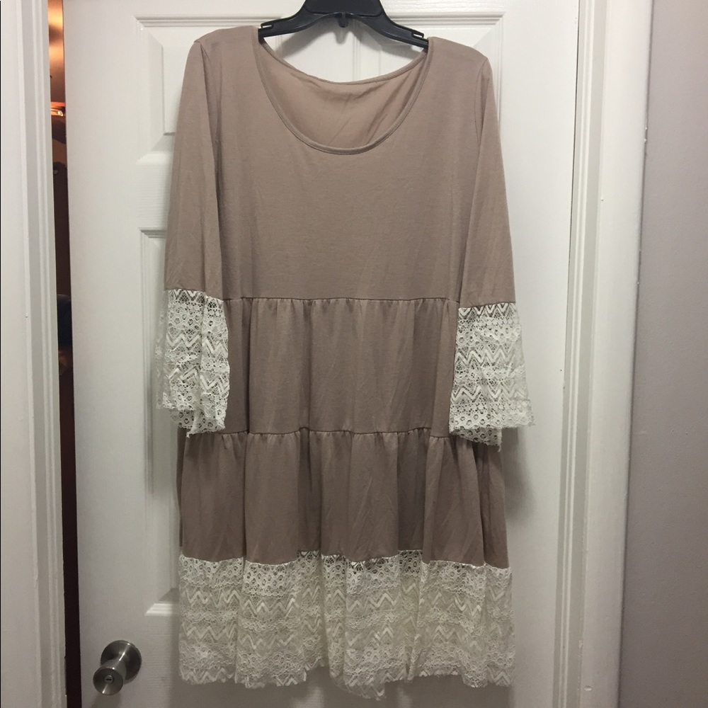 Beige dress with lace sleeves and bottom, OS.